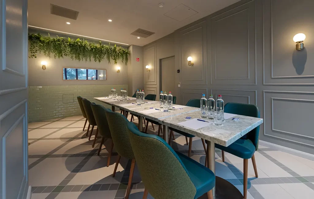 Der Boardroom mit langem Tisch in der Mitte. Auf dem Tisch stehen Wasserflaschen und es liegen Schreibblöcke an jedem Platz.