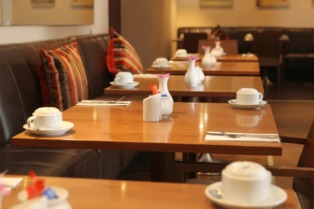 ein Tisch mit weißen Tassen und Untertassen